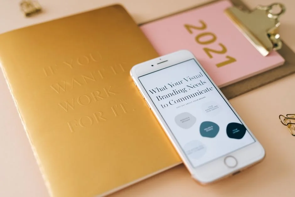 Planner ouvert sur un bureau avec une note manuscrite "Holiday Email Marketing Series".